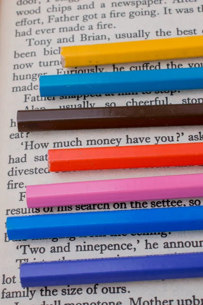 Crayons Couleur Placés Sur Page Livre — Photo