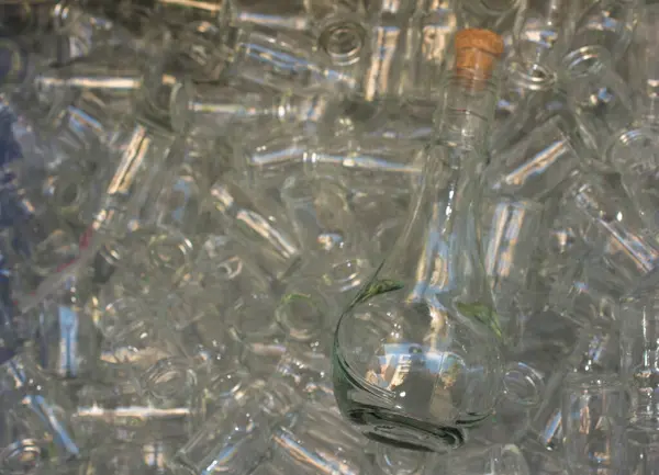 Set Piccole Bottiglie Vuote Trasparenti — Foto Stock