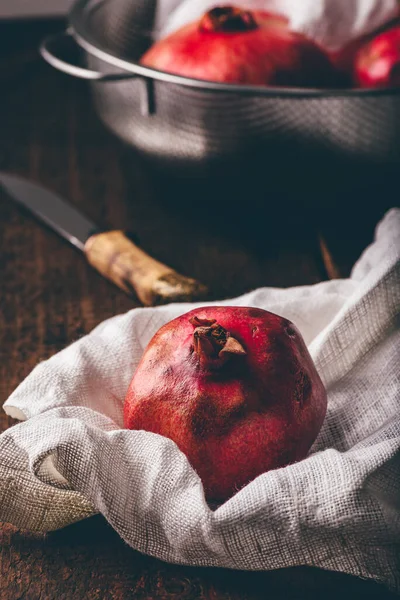 パイプ赤いジューシーなザクロの果物 閉じる — ストック写真