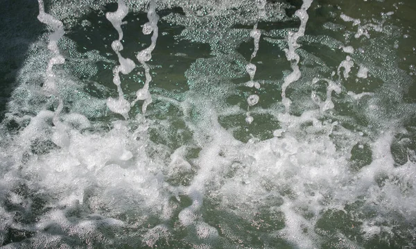 Die Fontänen Sprudeln Sprudelndes Wasser Einem Pool — Stockfoto