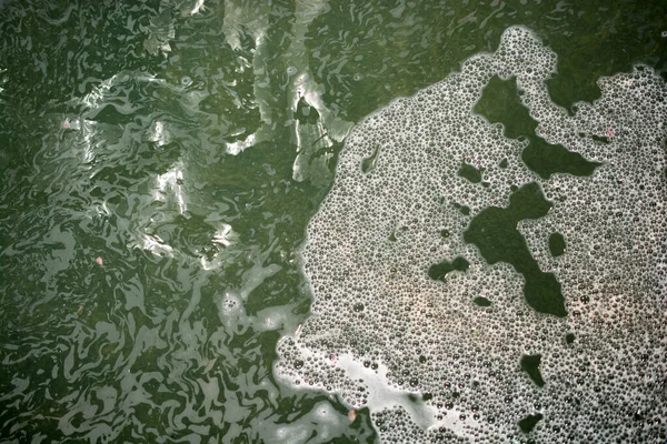 Фон Поверхности Воды Пеной Пузырьками — стоковое фото