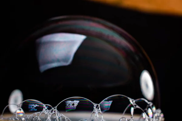 色付きの背景上の気泡のマクロショット — ストック写真