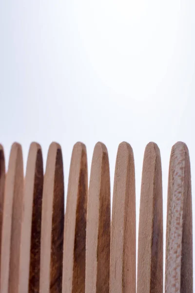 Dřevěné Zuby Vlasy Hřebenem — Stock fotografie