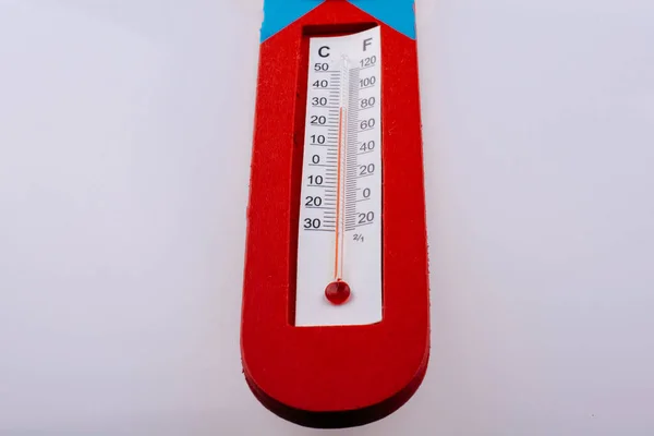 Ein Spielzeugförmiges Rotes Thermometer Auf Dem Hintergrund — Stockfoto
