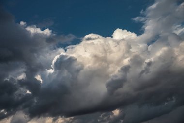 Mavi gökyüzü üzerinde fırtınalı bulutlar