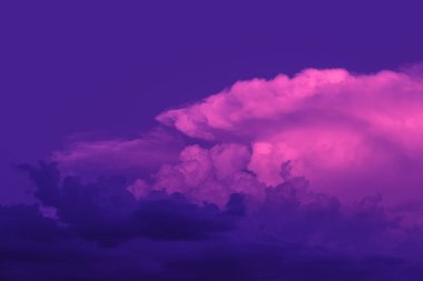 Bulutlu gün batımı gökyüzü. Güzel doğa arkaplanı