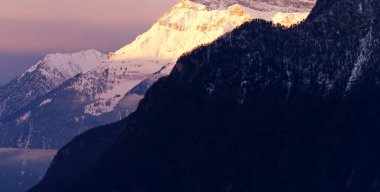 Güzel Lavey-Morcles dağlarının manzaralı görüntüsü