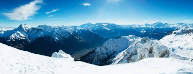 Güzel Lavey-Morcles dağlarının manzaralı görüntüsü
