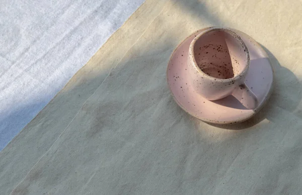 美しいピンクセラミックマグカップ白質感のテーブルクロス — ストック写真