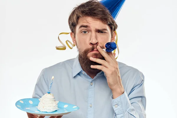 Человек Тарелкой Торта Голубой Рубашке Светлом Фоне — стоковое фото
