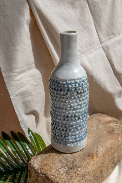 White Blue Handmade Ceramic Vase White Textured Table Cloth — Stock Photo, Image