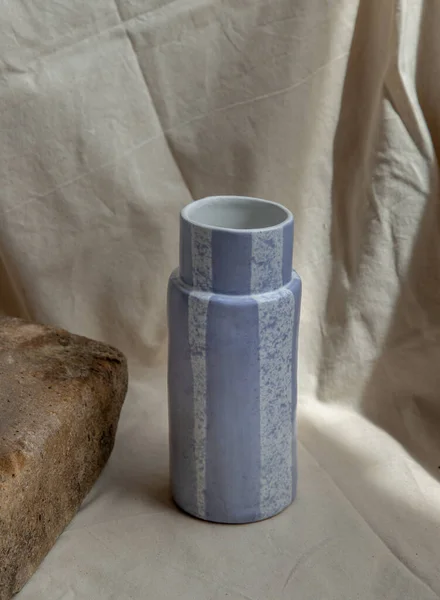 白い質感のテーブルクロスにブルーの手作りセラミック花瓶 — ストック写真