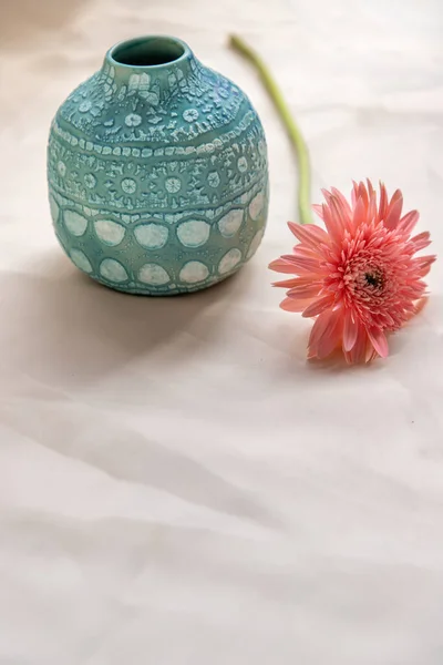 Blue Handmade Ceramic Vase Pink Flower Blush Textured Table Cloth — Stock Photo, Image