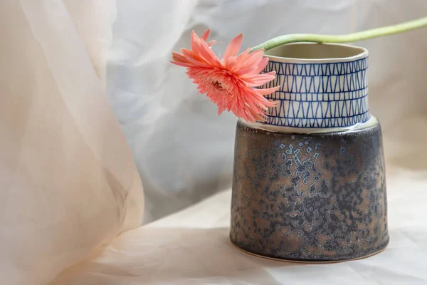 Pink Flower Blue Handmade Ceramic Vase Blush Textured Table Cloth — Stock Photo, Image