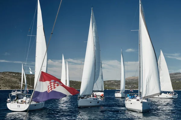 Loppet Segelbåtar Segel Regatta Reflektion Segel Vatten Intensiv Konkurrens Antal — Stockfoto