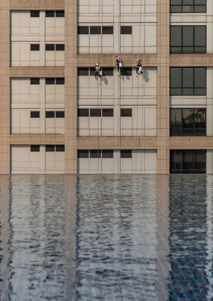 Group Workers Cleaning Windows Service High Rise Office Building — Foto de Stock