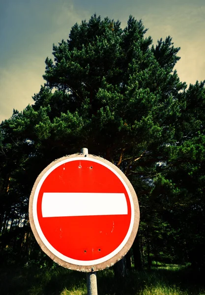 道路標識や森を禁止する — ストック写真