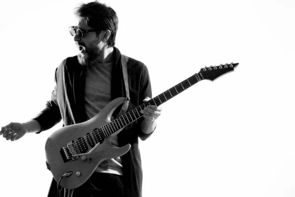 Gitar Performansından Güneş Gözlüğü Takan Bir Adam — Stok fotoğraf
