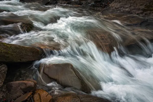 自然界の滝の素晴らしい景色は — ストック写真