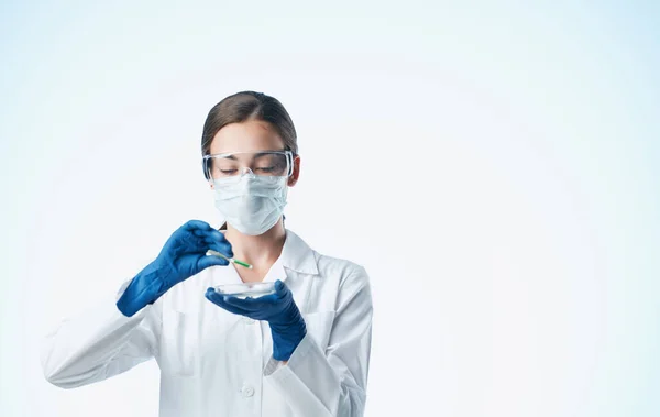 Kobieta Lekarz Niebieskich Rękawiczkach Medycznym Fartuchu Szczepionka Laboratorium Pierwiastek Chemiczny — Zdjęcie stockowe