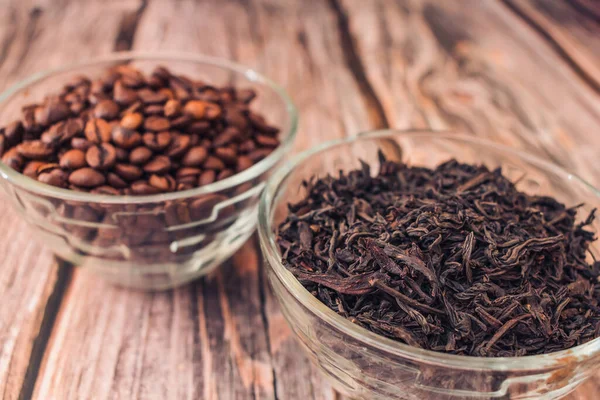 Liście Herbaty Wlewu Prażone Ziarna Kawy Pojemnikach Szklanych — Zdjęcie stockowe
