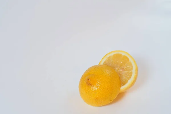 Citron Couper Deux Gros Plan Fond Blanc — Photo