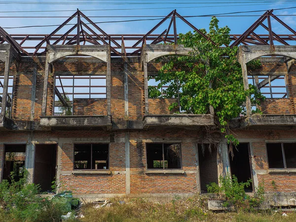 Verlassenes Gebäude Von Der Vorderseite Des Unfertigen Hauses Mit Verkommener — Stockfoto
