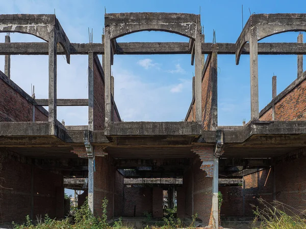 Edifício Abandonado Pela Perspectiva Frontal Casa Inacabada Com Estrutura Degenerada — Fotografia de Stock
