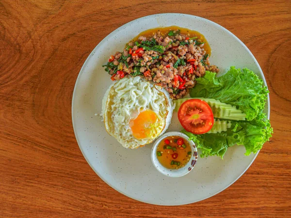 Nasi Goreng Kemangi Dengan Daging Babi Cincang Dan Telur Goreng — Stok Foto