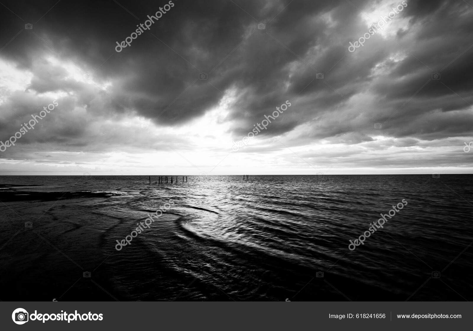 Paysage Bord Mer Dessus Ciel Noir Blanc — Photo de stock par ©YAY_Images -  618241656, image size:1600x1122