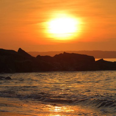 Gün batımında deniz manzarası 