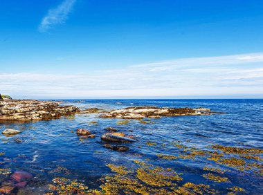 Gökyüzü üzerinde deniz manzarası 