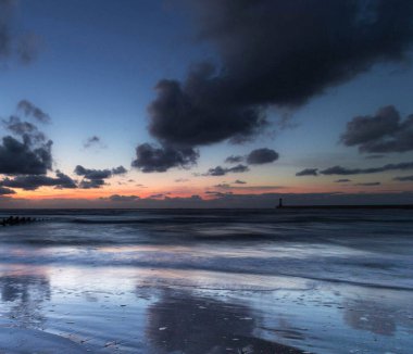 Gün batımında deniz manzarası 