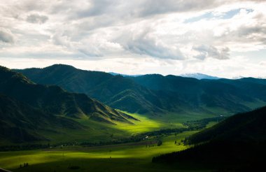 Gökyüzünün üzerindeki dağların manzarası 