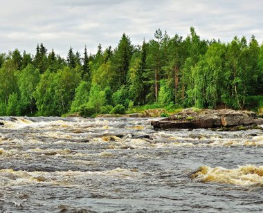Gökyüzünün üzerindeki dağların manzarası 