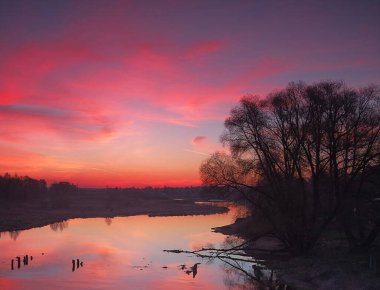 Gün batımında göl manzarası 