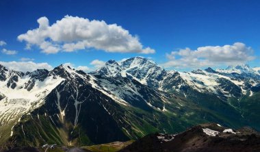 Gökyüzünün üzerindeki dağların manzarası 