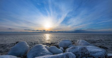 Gün batımında göl manzarası 
