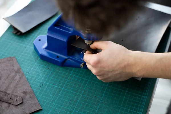 Artisan Använder Handpress För Att Sätta Snaps Läder För Att — Stockfoto