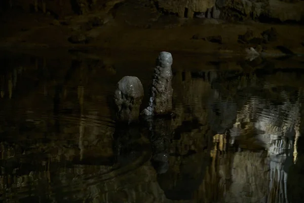 Moravian Karst的Macocha洞穴内石灰岩的形成 — 图库照片