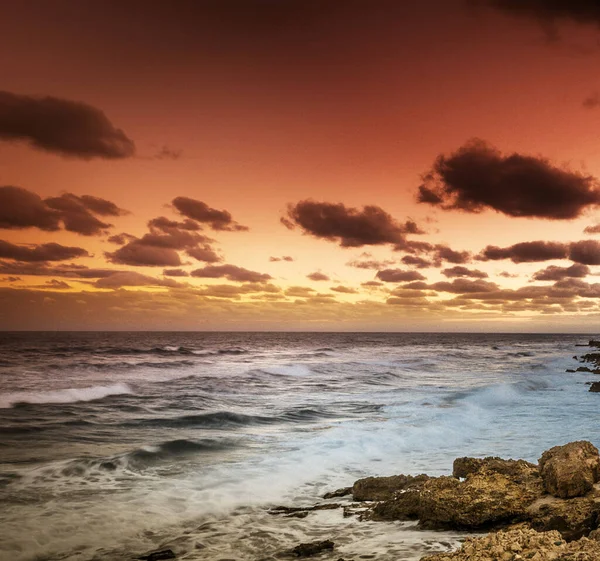 突尼斯的自然 日落时分在蒂尔尼海岸边的岩石 — 图库照片