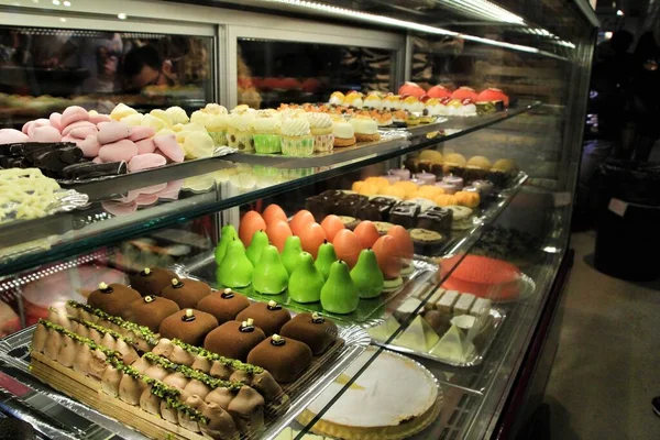 菓子店でのケーキやお菓子のトレイ — ストック写真