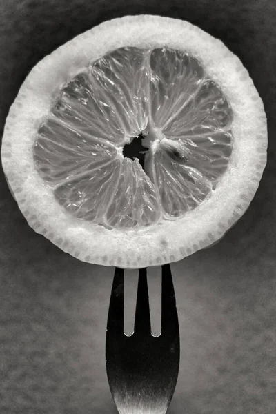 叉子上的柠檬片 — 图库照片