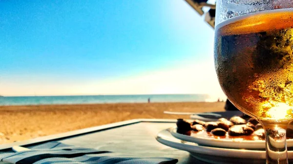 Plajın Önünde Bira Spanyol Tapası — Stok fotoğraf