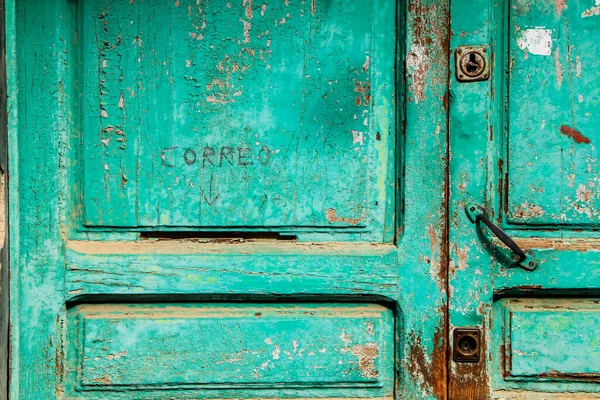 Spanya Eski Ahşap Kapı Yeşile Boyanmış — Stok fotoğraf