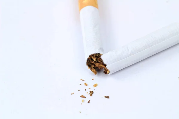 Sigaretta Rotta Sfondo Bianco Smettere Fumare Concetto — Foto Stock