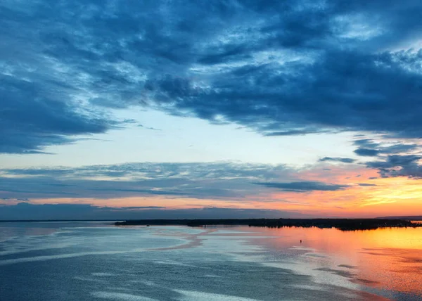 Gün Batımında Göl Manzarası — Stok fotoğraf