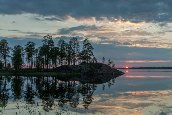 日没時の湖の風景 — ストック写真