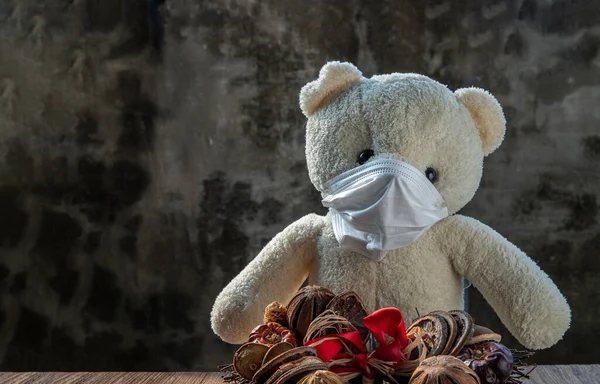 Urso Pelúcia Branco Máscaras Médicas Protetoras Com Fundo Parede Cimento — Fotografia de Stock
