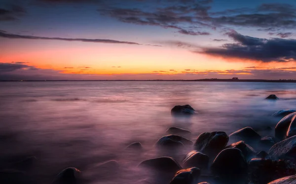美丽的海景 夕阳西下有岩石 — 图库照片